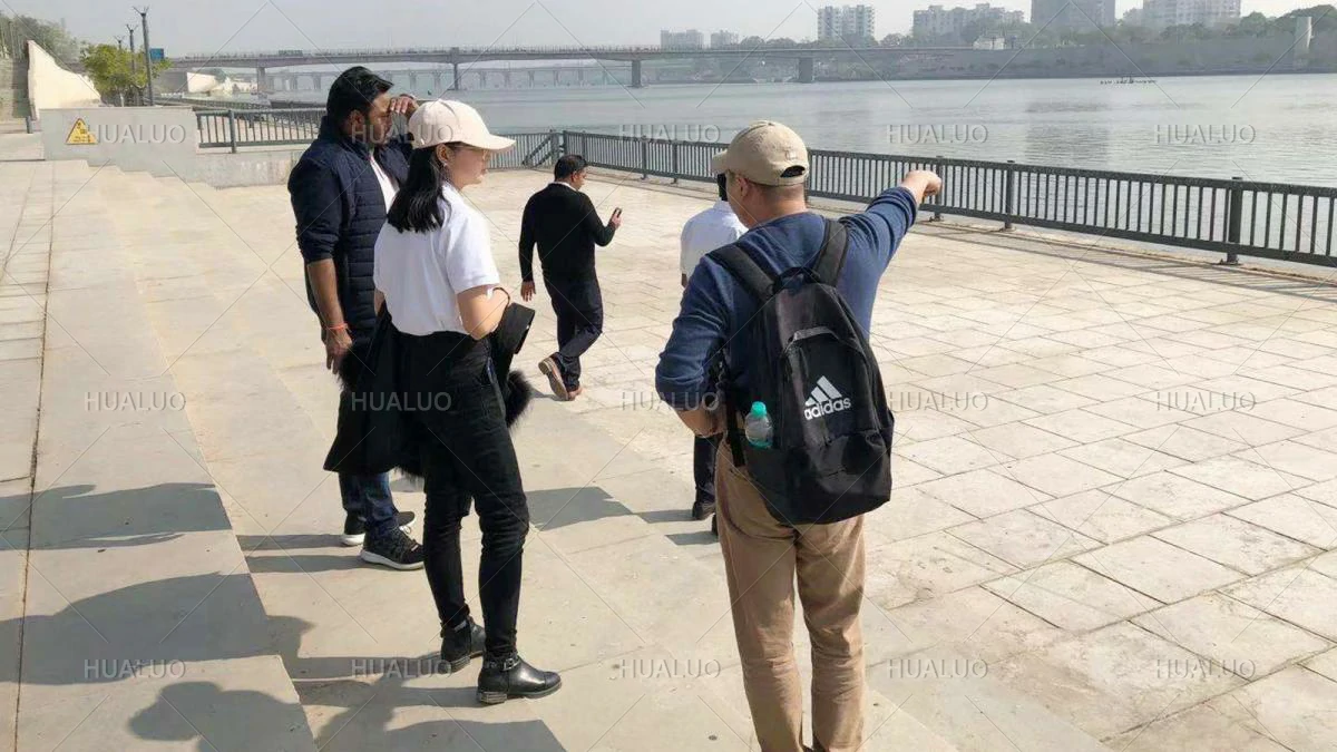 A business manager and a client conducting a preliminary site survey and confirming basic project information.